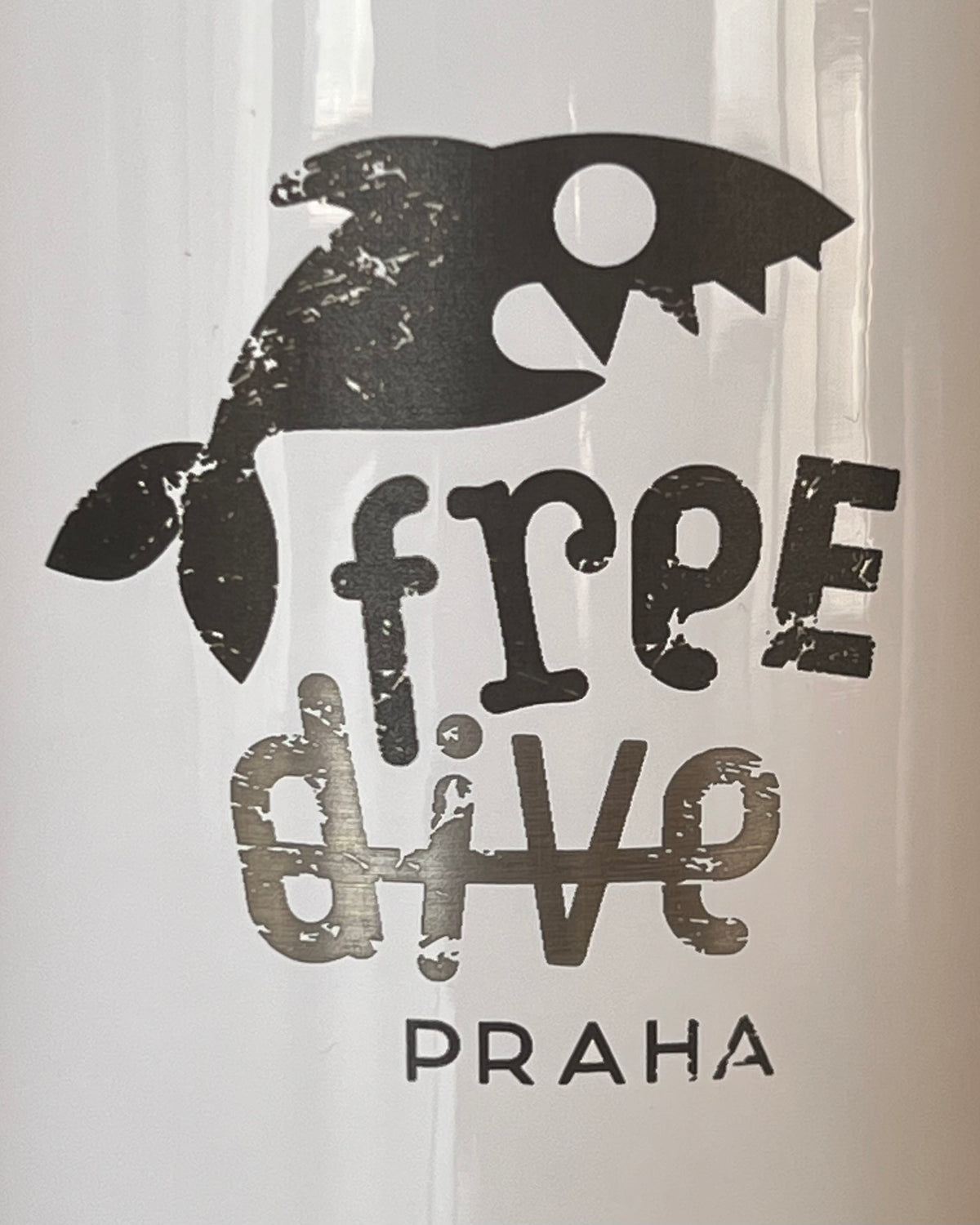bílá termoska / lahev na vodu s motivem na přání freedive praha detailní pohled na  motiv