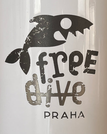 bílá termoska / lahev na vodu s motivem na přání freedive praha detailní pohled na  motiv